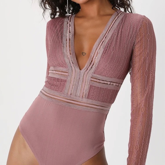 Lulus Tops - Lulu’s Casita Lace Bodysuit in Mauve Pink, NWT